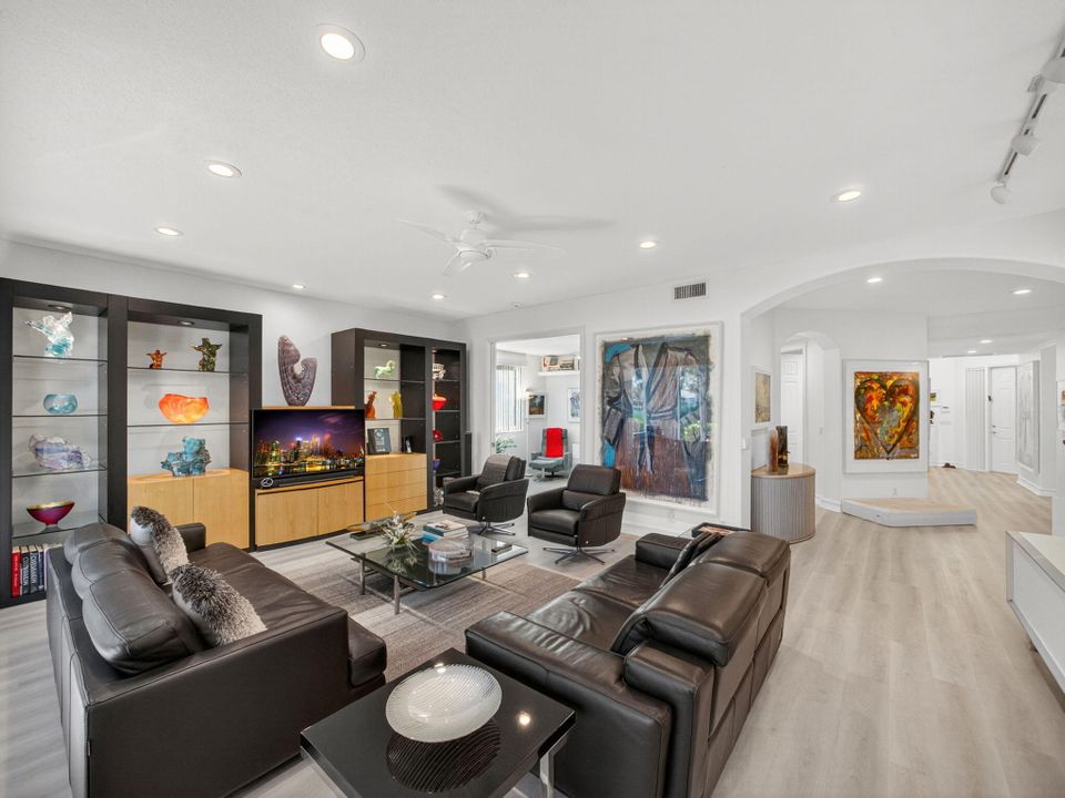 Activo con contrato: $995,000 (3 camas, 2 baños, 2423 Pies cuadrados)