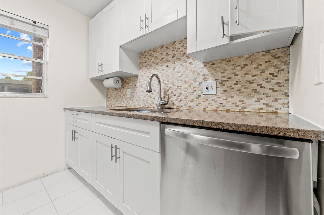 En Venta: $329,900 (2 camas, 2 baños, 899 Pies cuadrados)