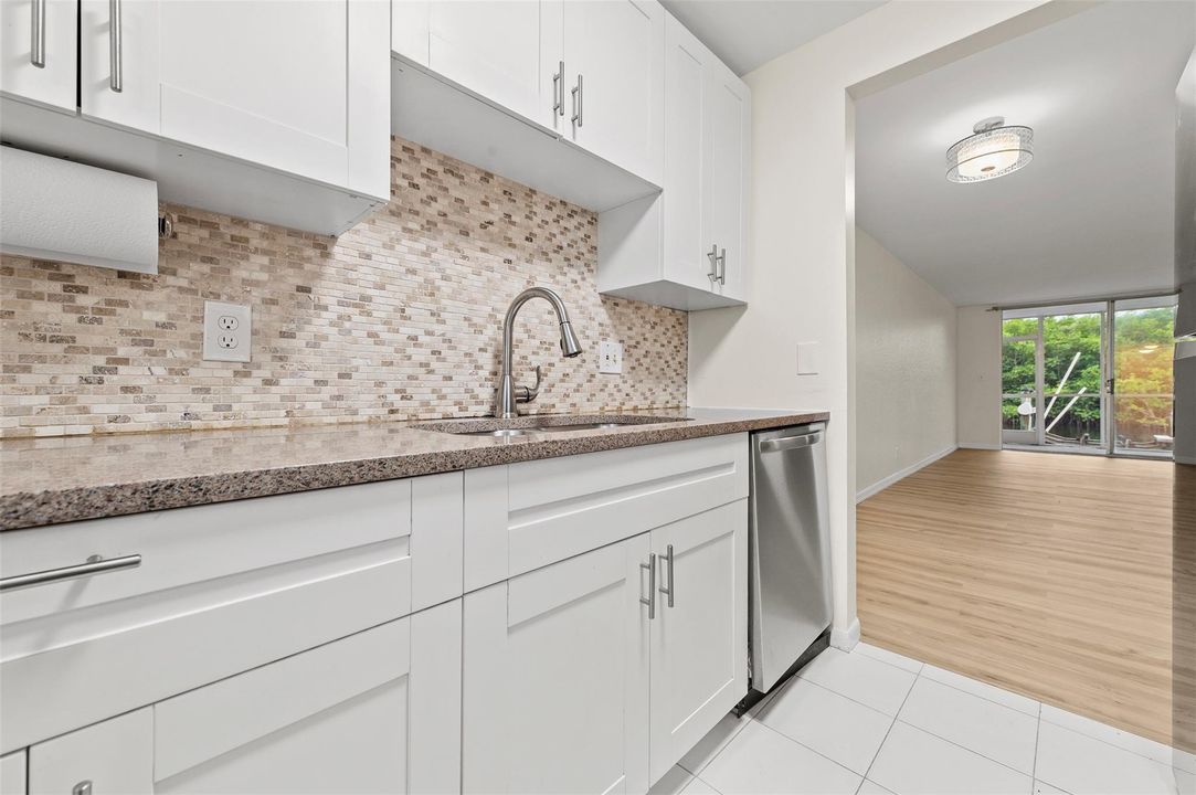 En Venta: $329,900 (2 camas, 2 baños, 899 Pies cuadrados)