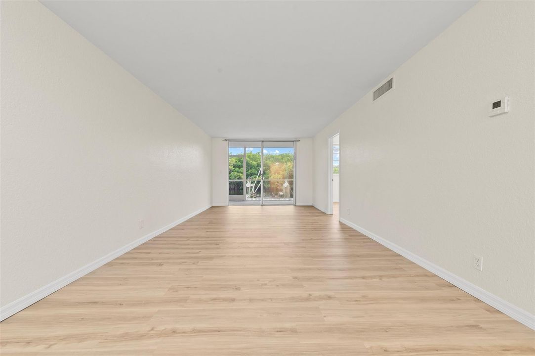 En Venta: $329,900 (2 camas, 2 baños, 899 Pies cuadrados)