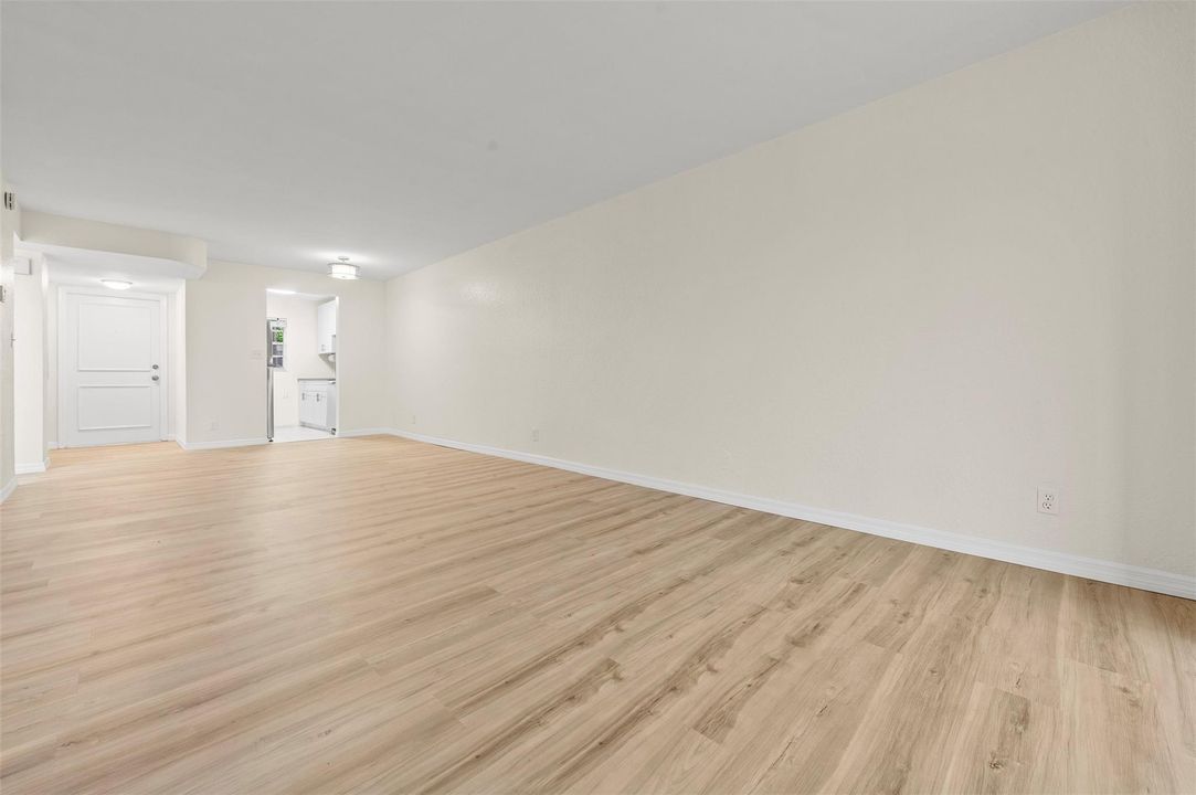 En Venta: $329,900 (2 camas, 2 baños, 899 Pies cuadrados)