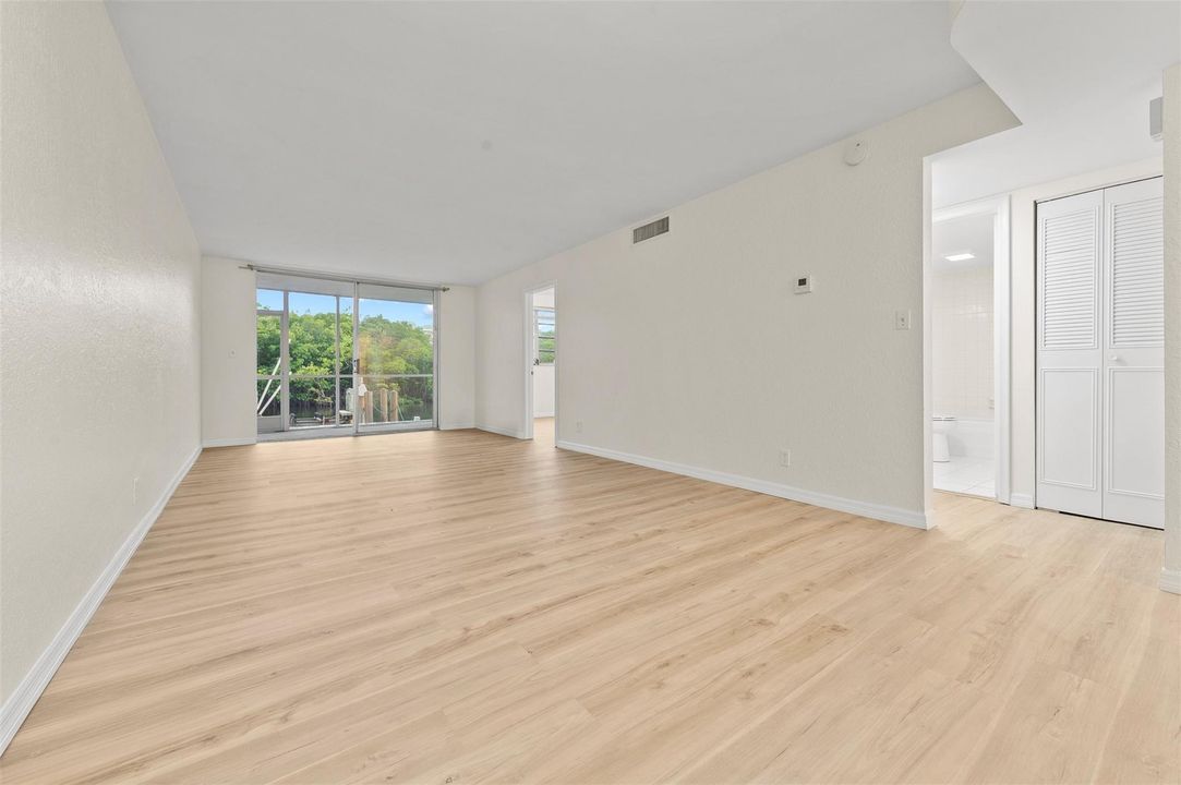 En Venta: $329,900 (2 camas, 2 baños, 899 Pies cuadrados)