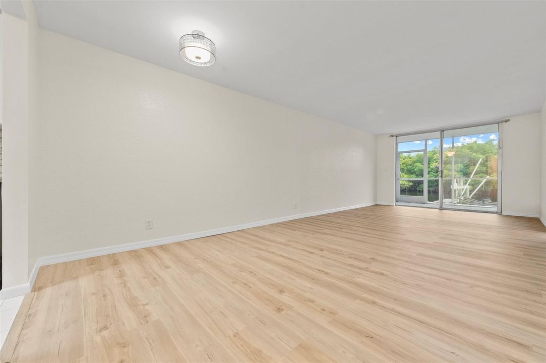 En Venta: $329,900 (2 camas, 2 baños, 899 Pies cuadrados)