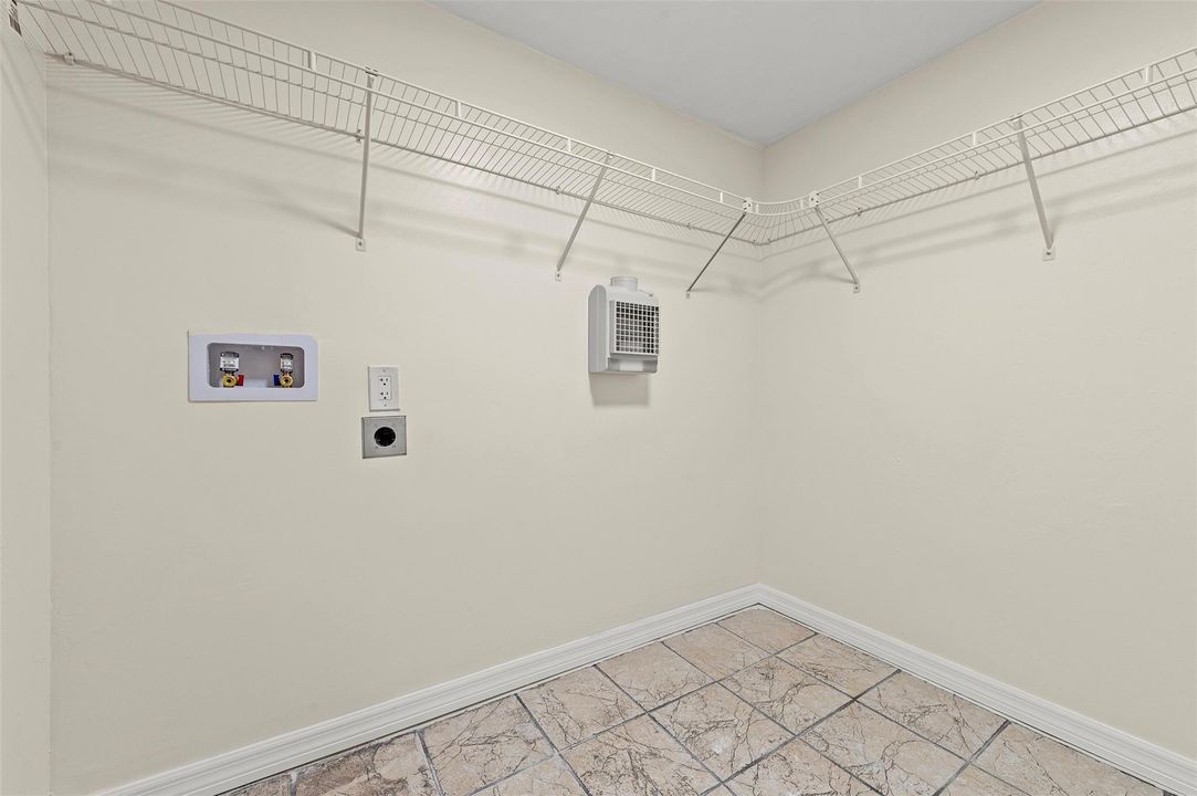 En Venta: $329,900 (2 camas, 2 baños, 899 Pies cuadrados)