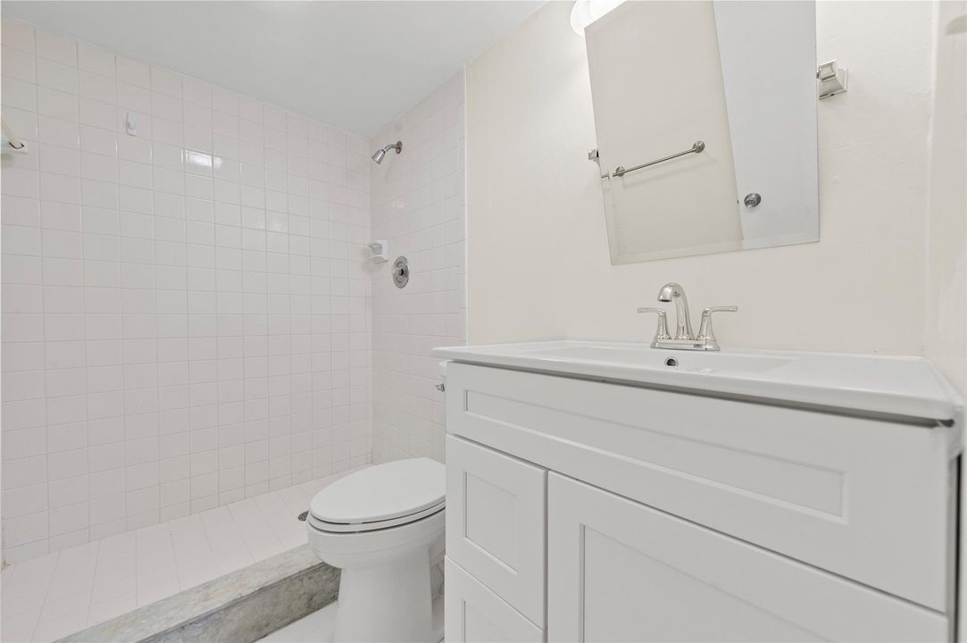 En Venta: $329,900 (2 camas, 2 baños, 899 Pies cuadrados)