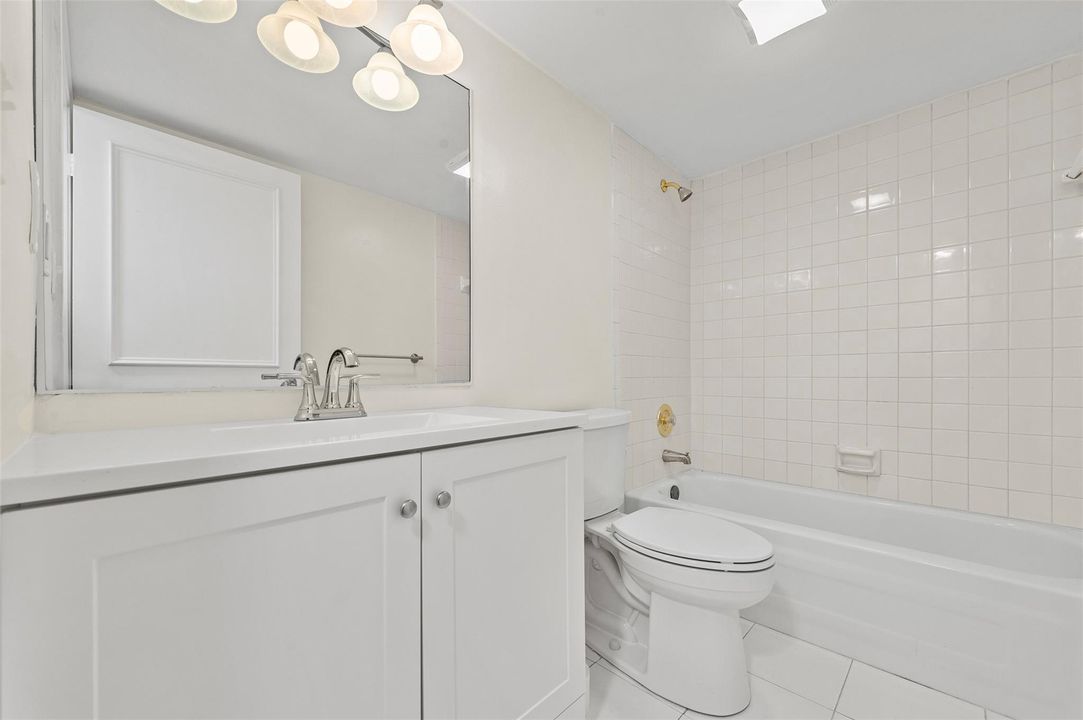 En Venta: $329,900 (2 camas, 2 baños, 899 Pies cuadrados)