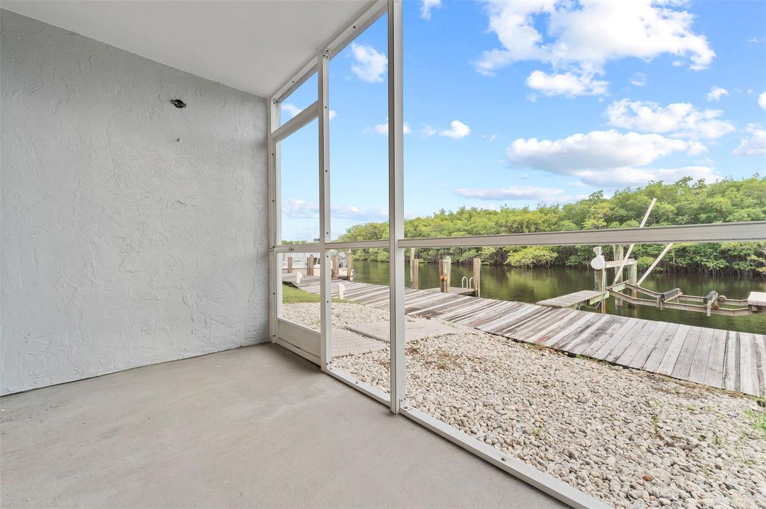 En Venta: $329,900 (2 camas, 2 baños, 899 Pies cuadrados)