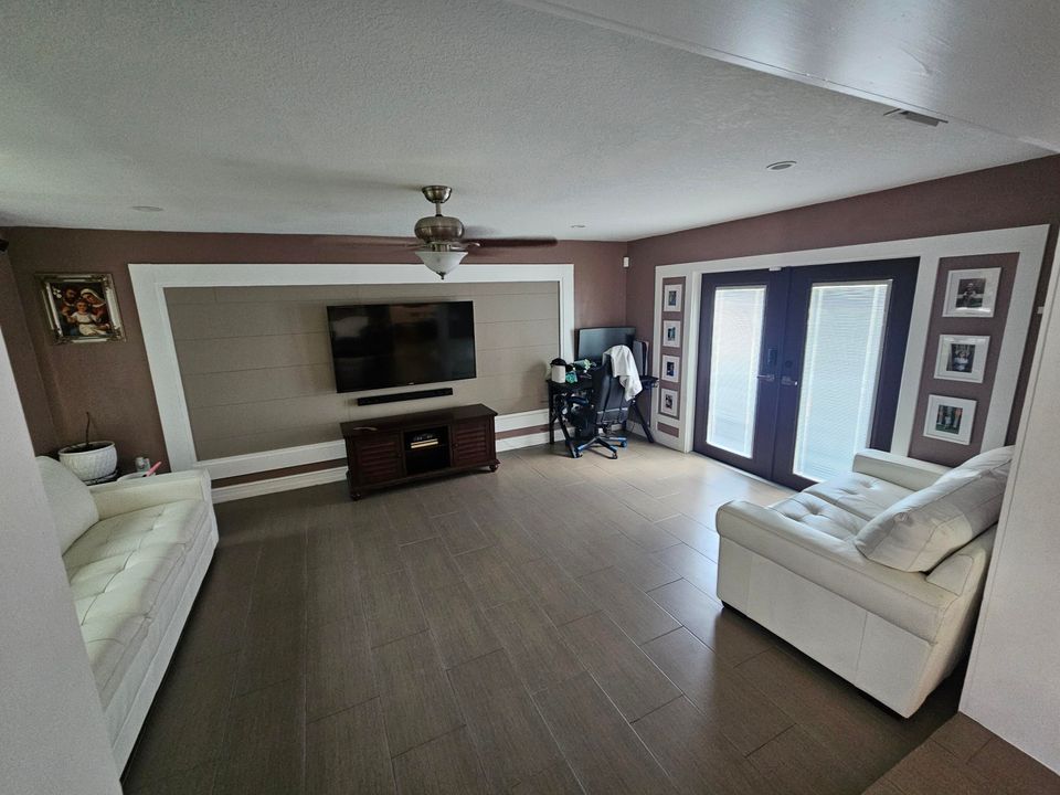 For Sale: $315,000 (3 beds, 2 baths, 1715 Square Feet)