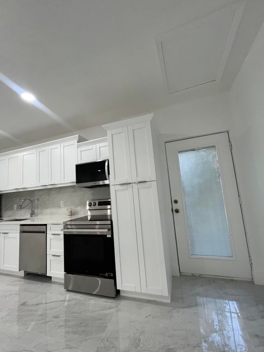 For Rent: $2,000 (2 beds, 1 baths, 750 Square Feet)