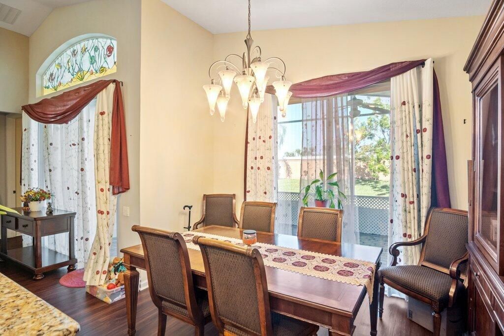 待售: $335,000 (2 贝兹, 2 浴室, 1738 平方英尺)