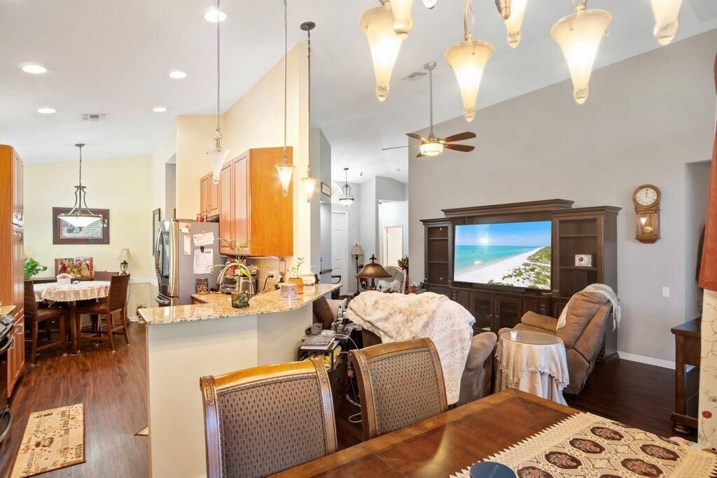 待售: $335,000 (2 贝兹, 2 浴室, 1738 平方英尺)