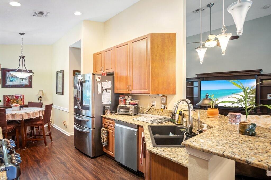 待售: $335,000 (2 贝兹, 2 浴室, 1738 平方英尺)