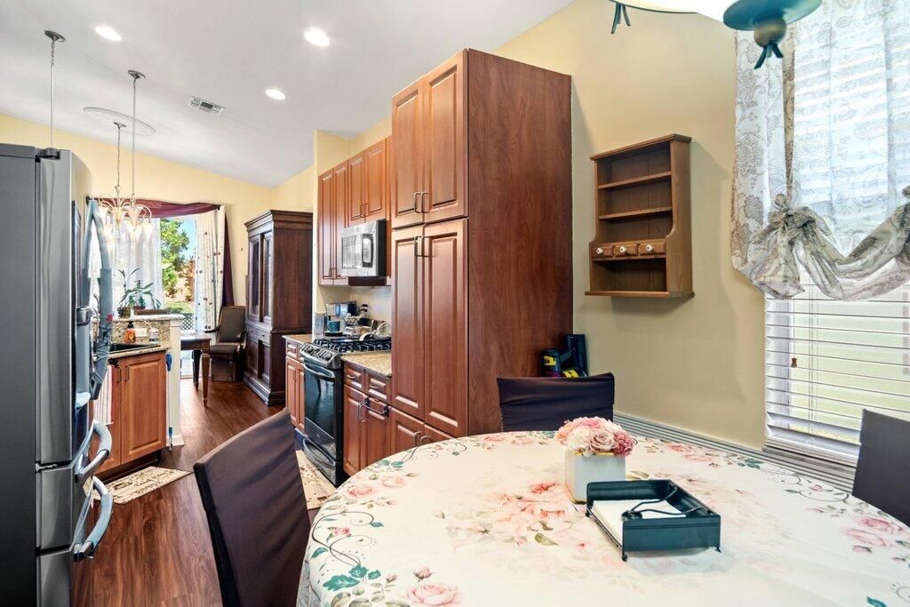 待售: $335,000 (2 贝兹, 2 浴室, 1738 平方英尺)