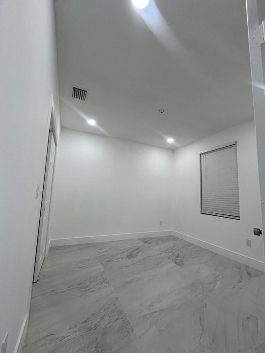 For Rent: $2,000 (2 beds, 1 baths, 750 Square Feet)