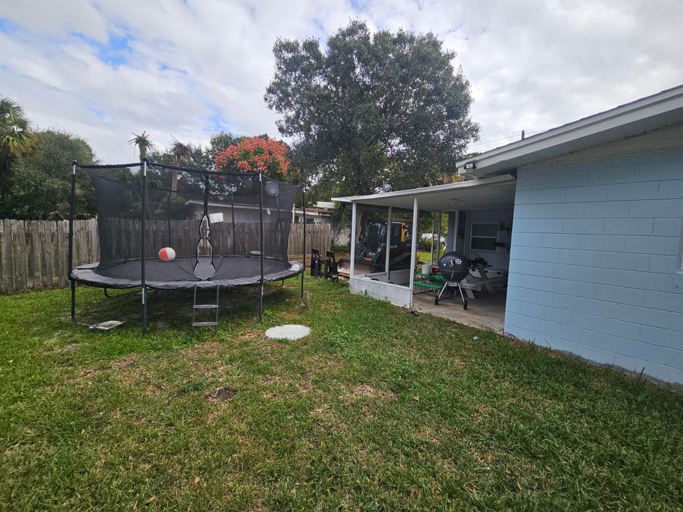 For Sale: $315,000 (3 beds, 2 baths, 1715 Square Feet)