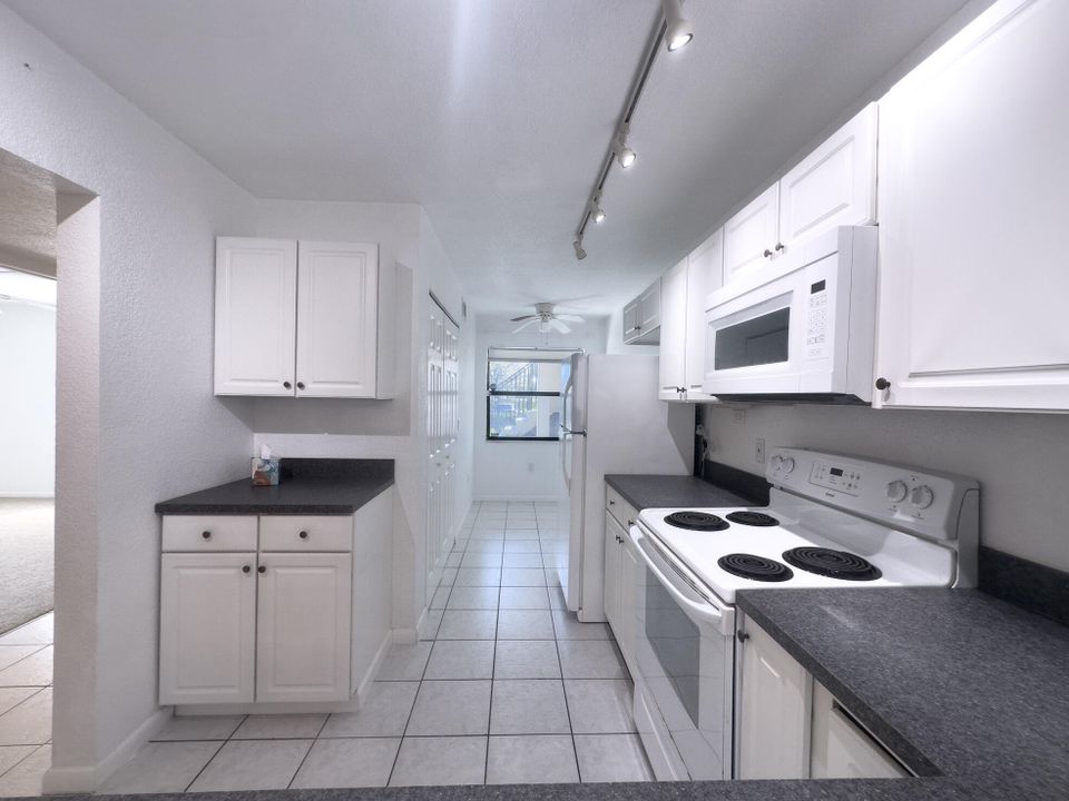 For Sale: $289,900 (2 beds, 2 baths, 1348 Square Feet)