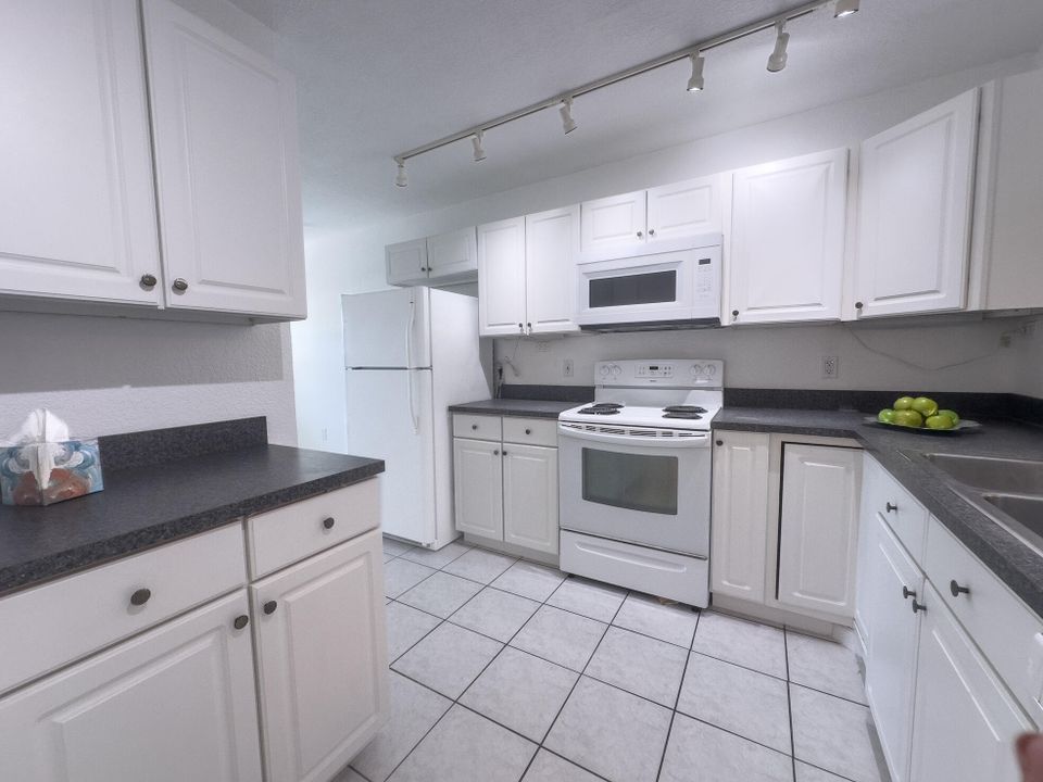 For Sale: $289,900 (2 beds, 2 baths, 1348 Square Feet)