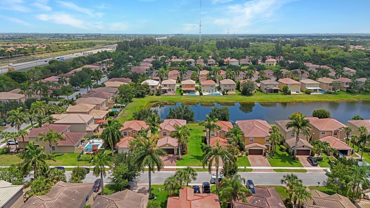 En Renta: $4,200 (4 camas, 3 baños, 2062 Pies cuadrados)