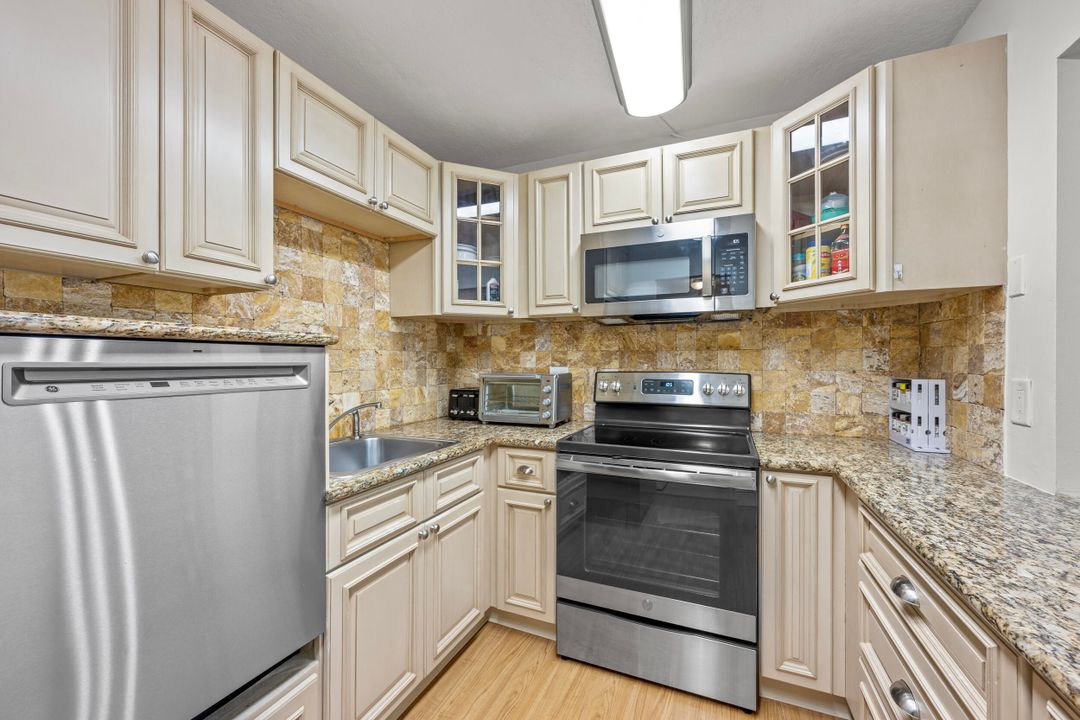 For Sale: $142,500 (2 beds, 1 baths, 818 Square Feet)