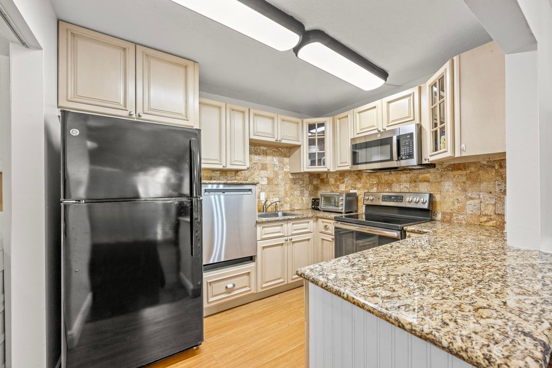 For Sale: $142,500 (2 beds, 1 baths, 818 Square Feet)