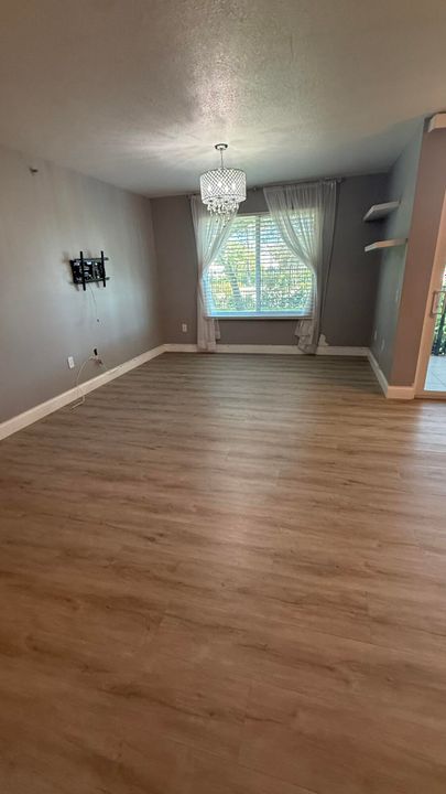 For Rent: $2,600 (3 beds, 2 baths, 1233 Square Feet)