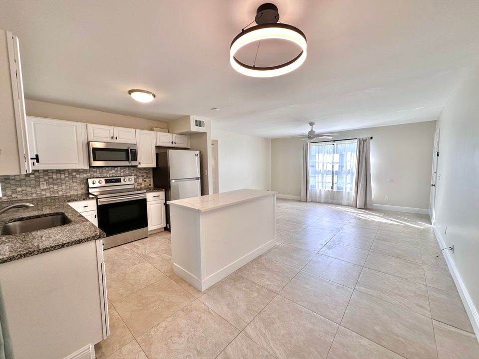 Active With Contract: $218,000 (2 beds, 2 baths, 957 Square Feet)