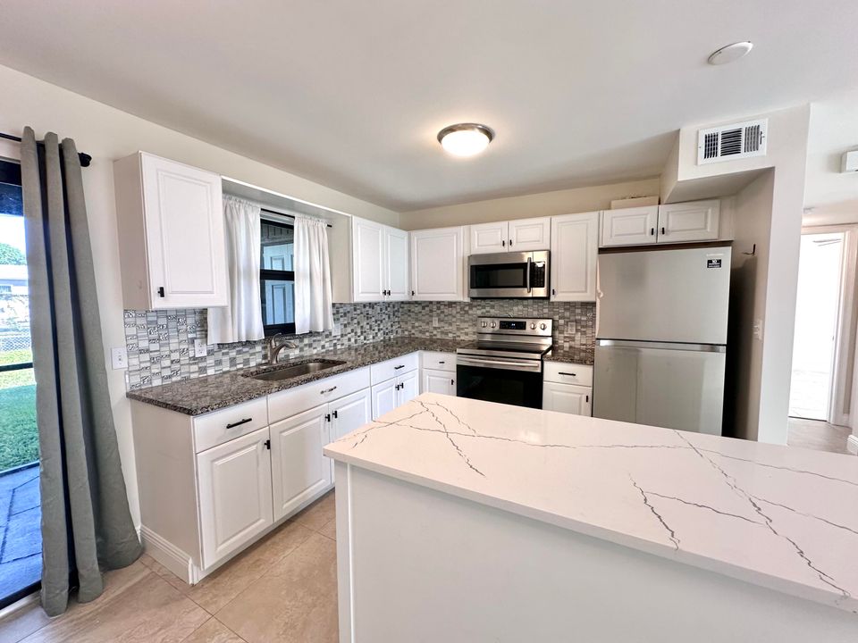 Active With Contract: $218,000 (2 beds, 2 baths, 957 Square Feet)