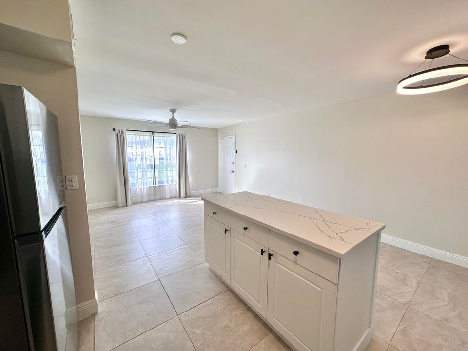 Active With Contract: $218,000 (2 beds, 2 baths, 957 Square Feet)