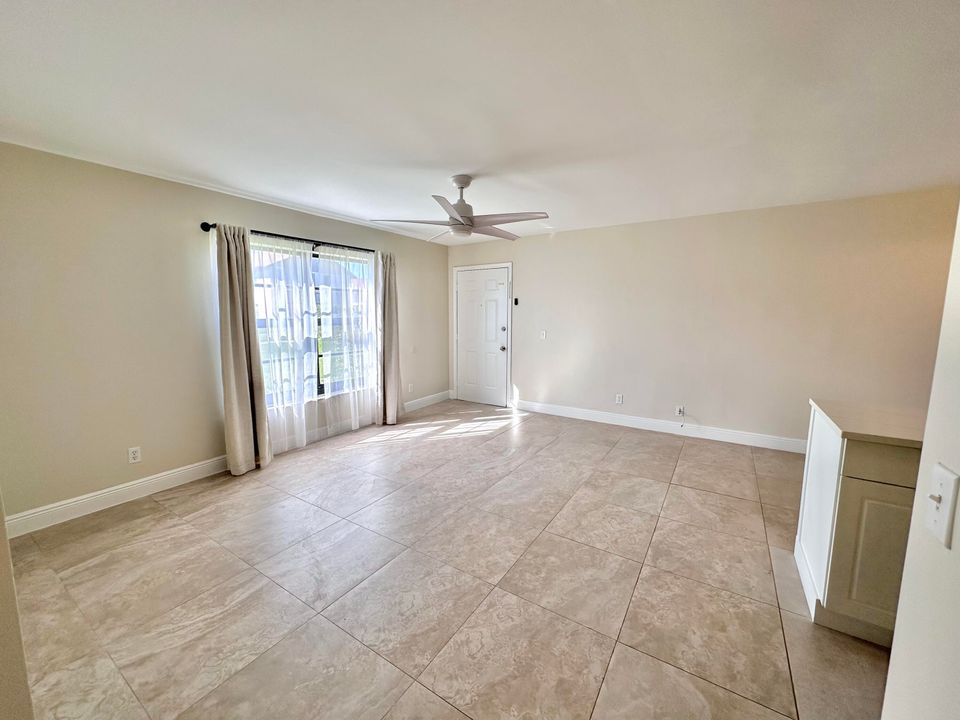 Active With Contract: $218,000 (2 beds, 2 baths, 957 Square Feet)