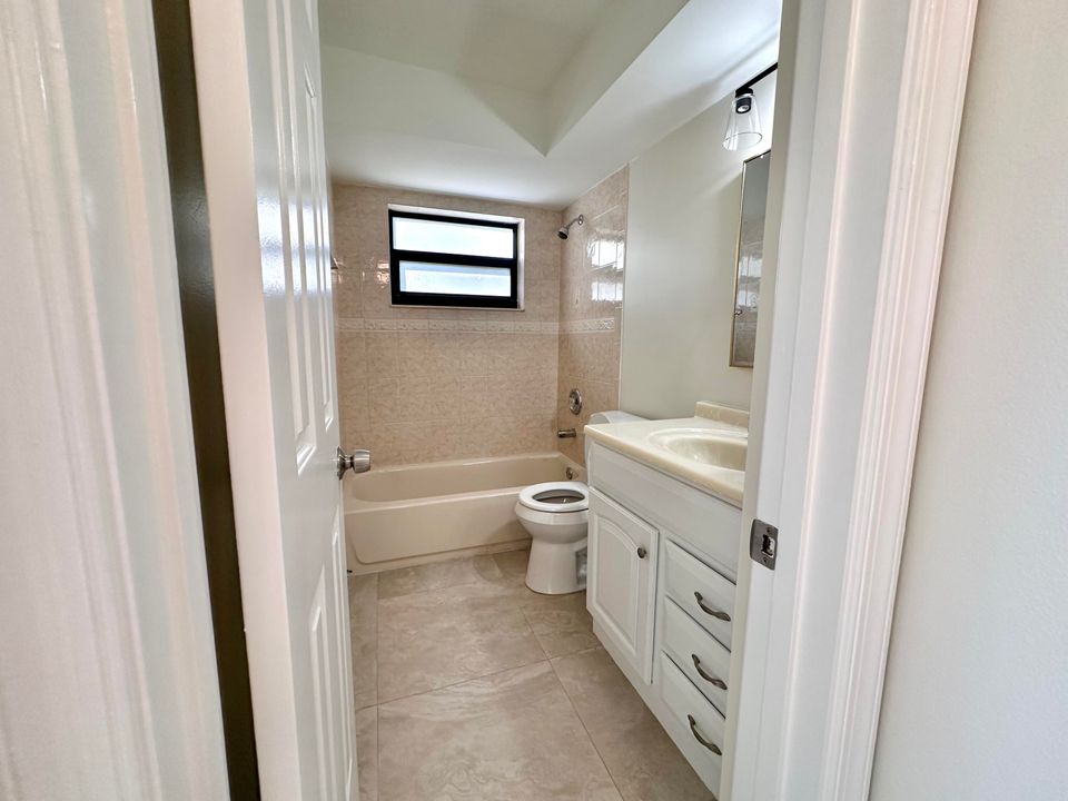 Active With Contract: $218,000 (2 beds, 2 baths, 957 Square Feet)