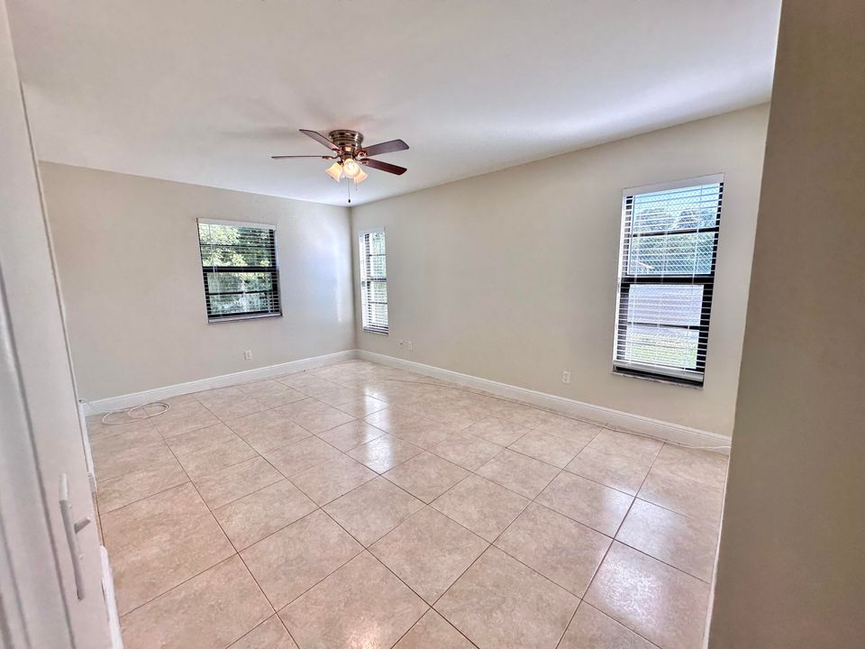 Active With Contract: $218,000 (2 beds, 2 baths, 957 Square Feet)