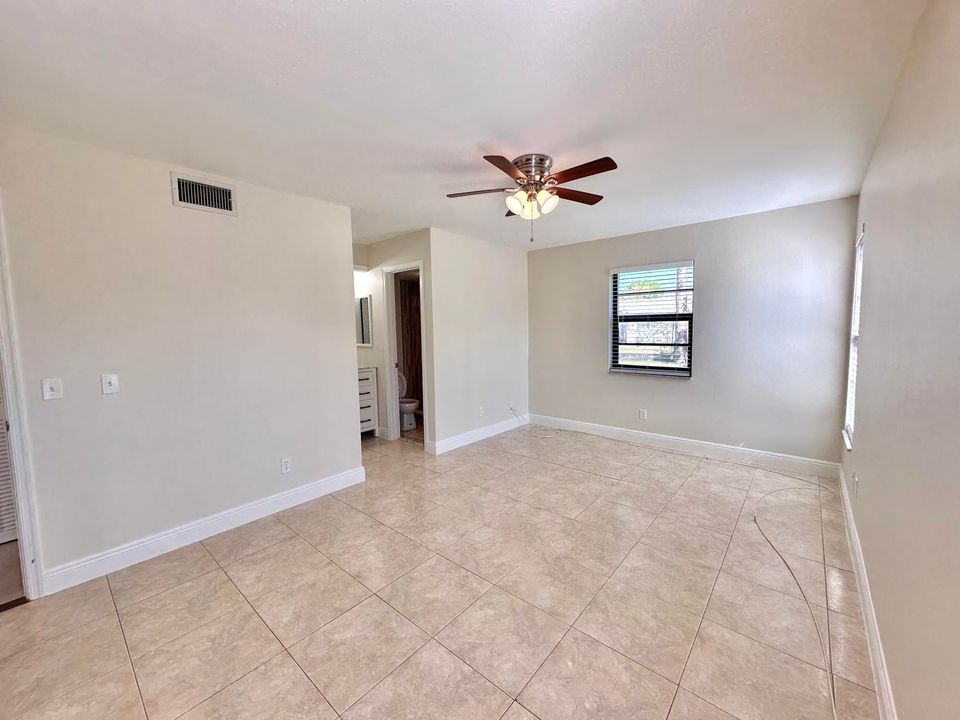 Active With Contract: $218,000 (2 beds, 2 baths, 957 Square Feet)