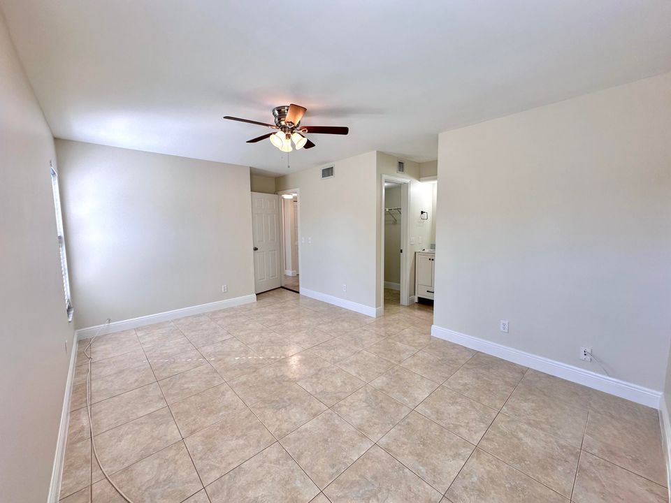 Active With Contract: $218,000 (2 beds, 2 baths, 957 Square Feet)
