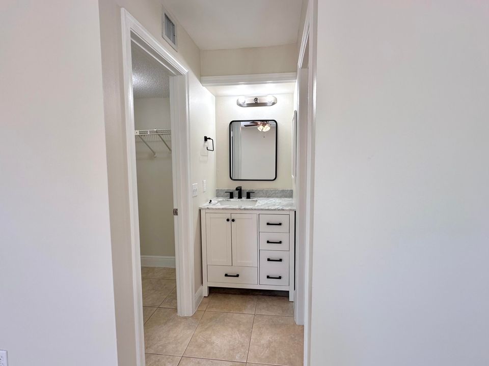 Active With Contract: $218,000 (2 beds, 2 baths, 957 Square Feet)