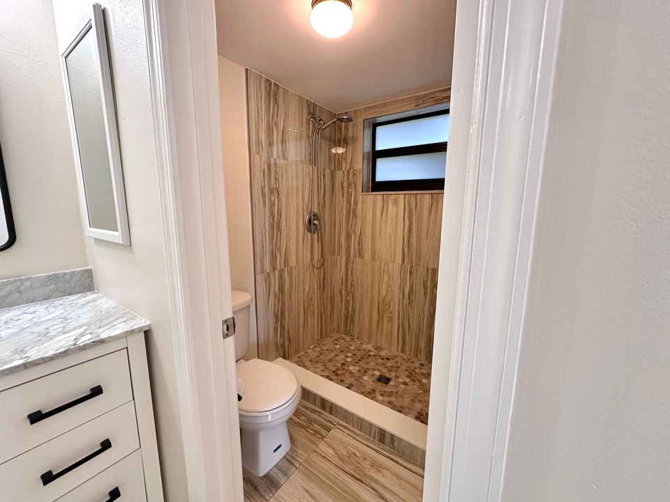 Active With Contract: $218,000 (2 beds, 2 baths, 957 Square Feet)