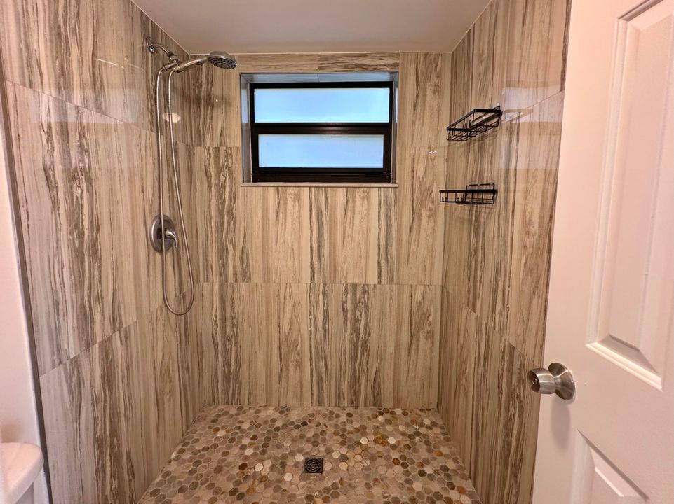 Active With Contract: $218,000 (2 beds, 2 baths, 957 Square Feet)