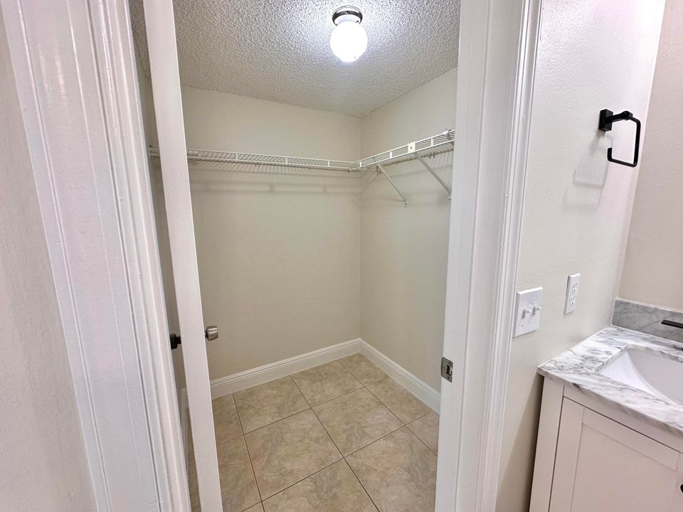 Active With Contract: $218,000 (2 beds, 2 baths, 957 Square Feet)