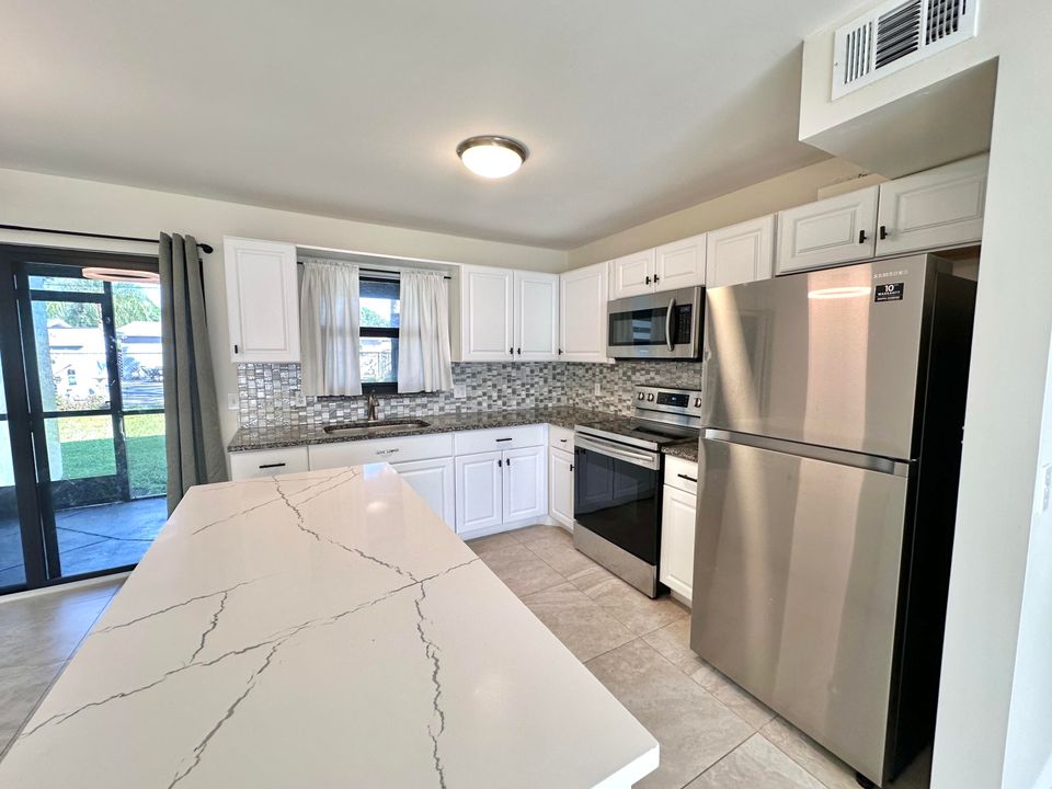 Active With Contract: $218,000 (2 beds, 2 baths, 957 Square Feet)