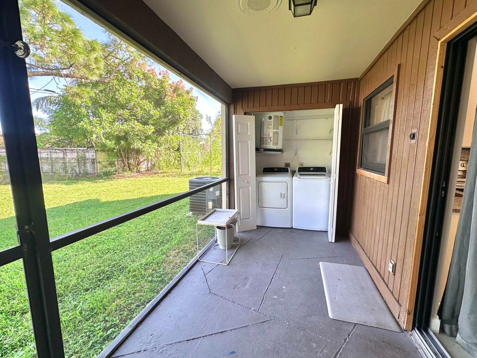 Active With Contract: $218,000 (2 beds, 2 baths, 957 Square Feet)