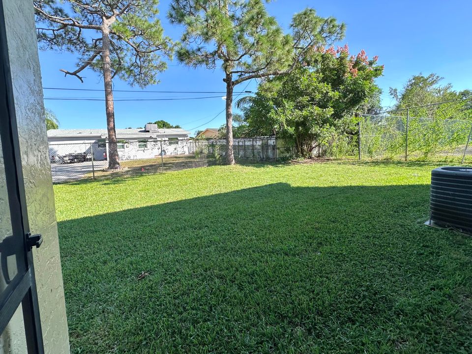 Active With Contract: $218,000 (2 beds, 2 baths, 957 Square Feet)