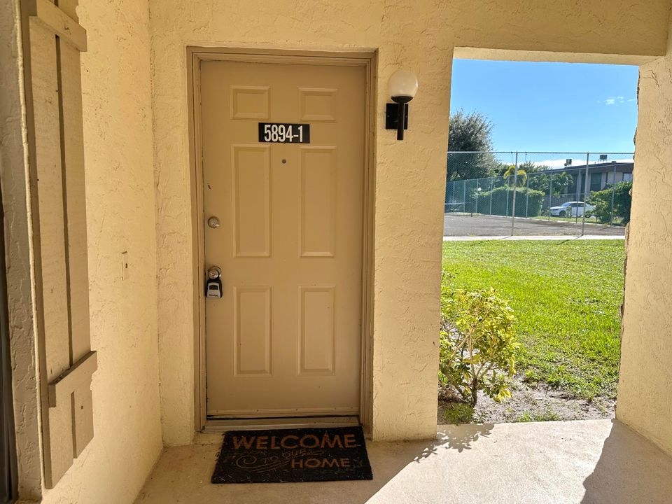 Active With Contract: $218,000 (2 beds, 2 baths, 957 Square Feet)