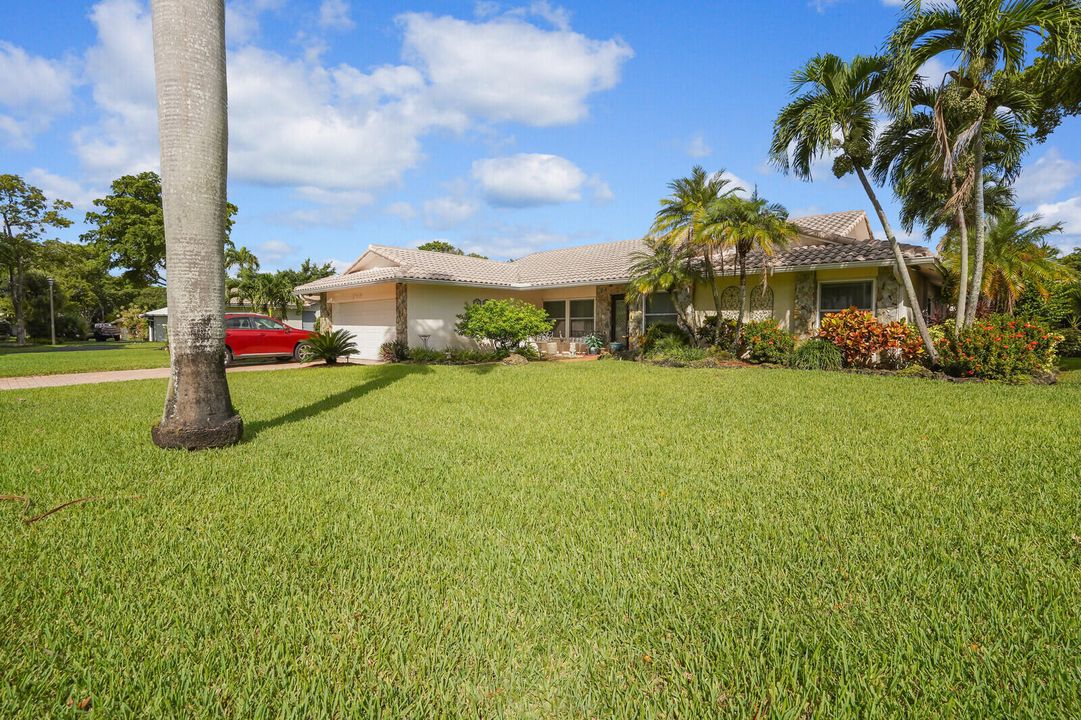 For Sale: $875,000 (4 beds, 2 baths, 2604 Square Feet)