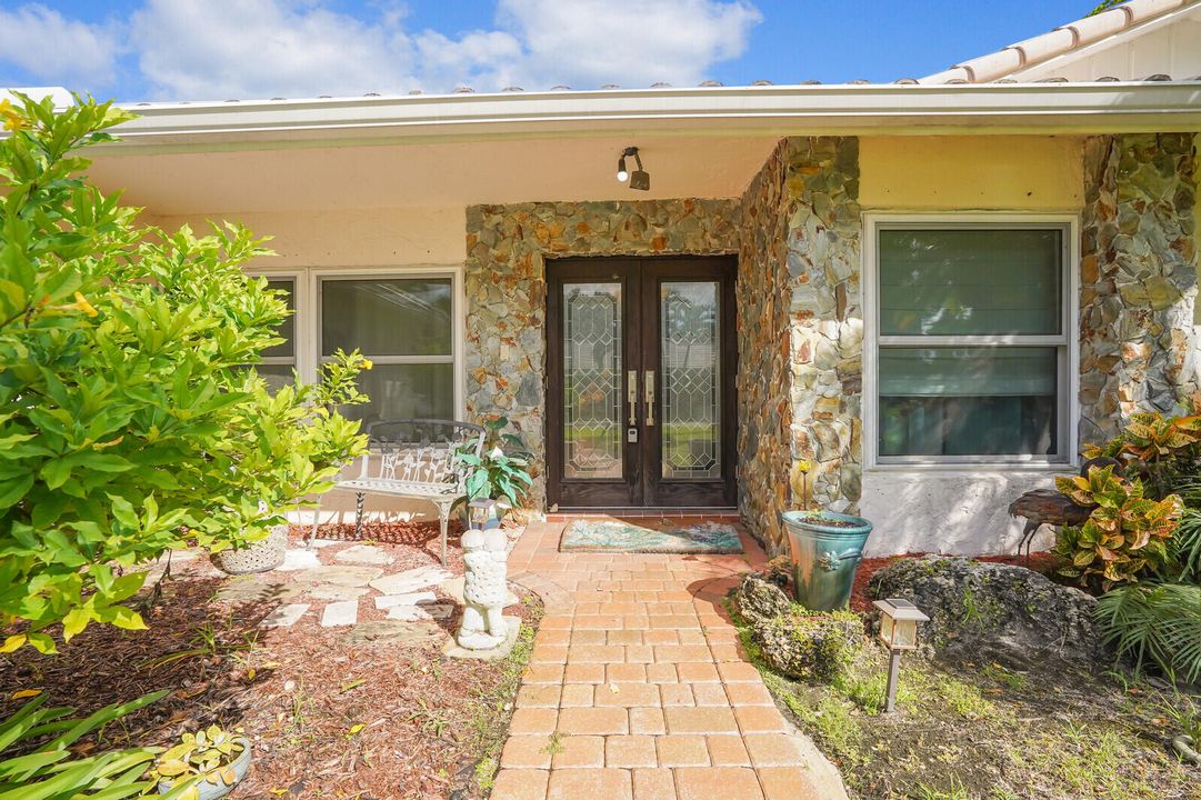 For Sale: $875,000 (4 beds, 2 baths, 2604 Square Feet)