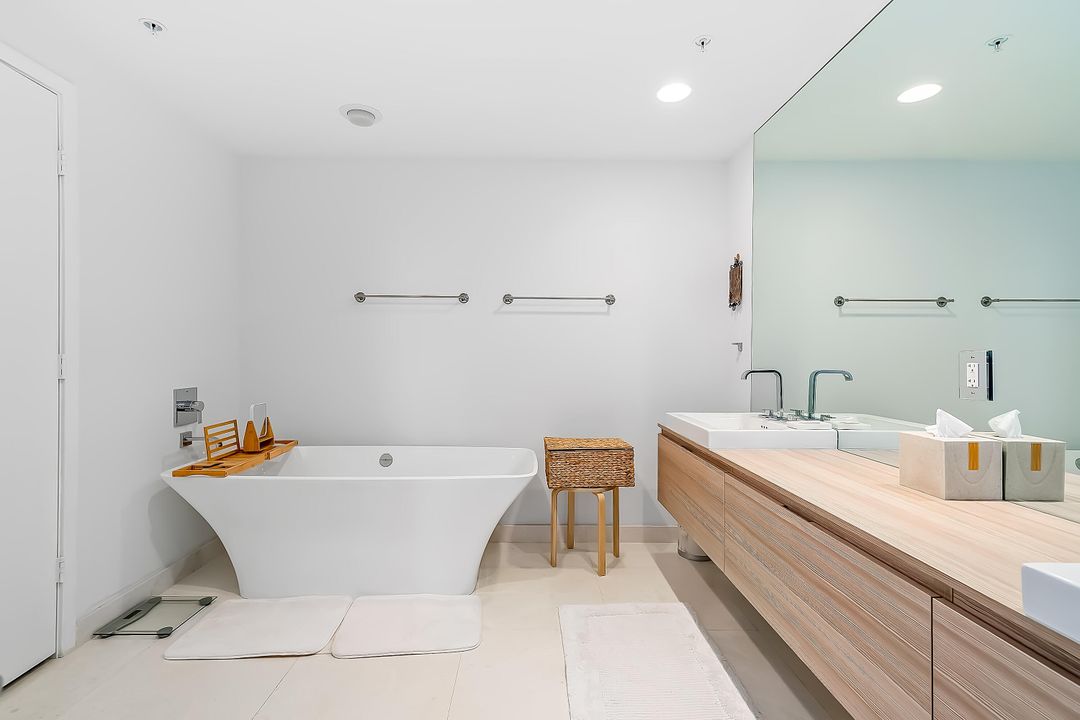 合同活跃: $1,150,000 (2 贝兹, 2 浴室, 1958 平方英尺)