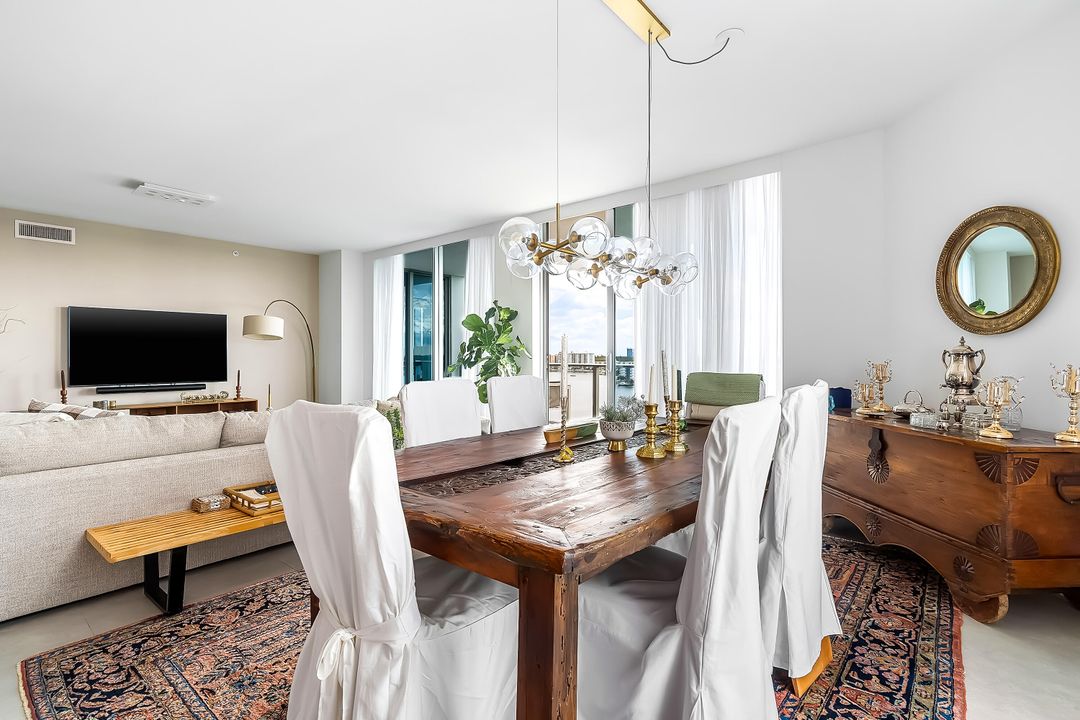 合同活跃: $1,150,000 (2 贝兹, 2 浴室, 1958 平方英尺)