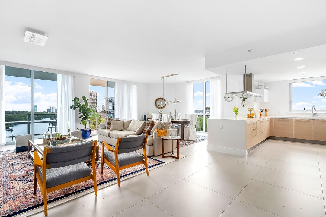 合同活跃: $1,150,000 (2 贝兹, 2 浴室, 1958 平方英尺)