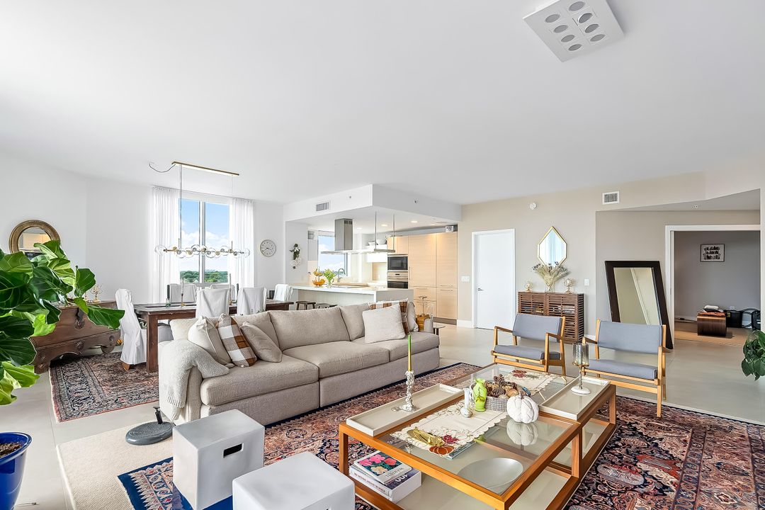 合同活跃: $1,150,000 (2 贝兹, 2 浴室, 1958 平方英尺)