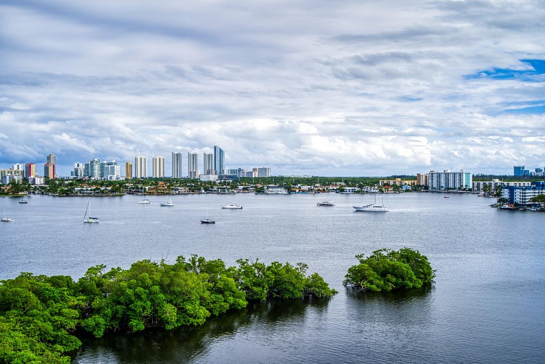 合同活跃: $1,150,000 (2 贝兹, 2 浴室, 1958 平方英尺)