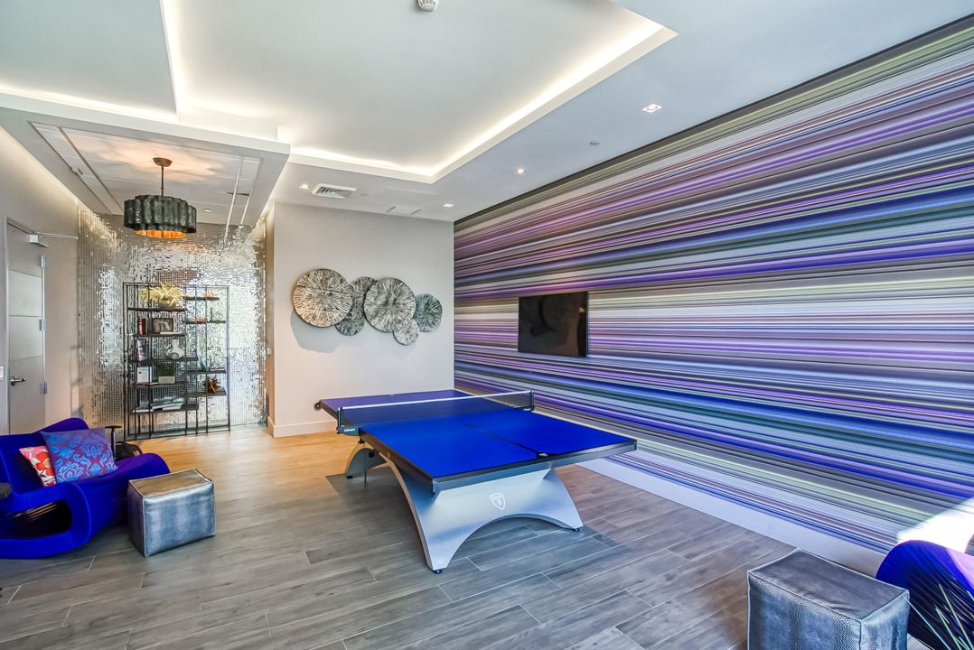 合同活跃: $1,150,000 (2 贝兹, 2 浴室, 1958 平方英尺)