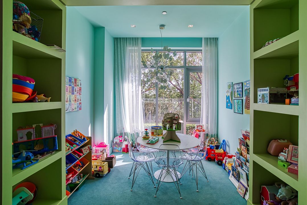 合同活跃: $1,150,000 (2 贝兹, 2 浴室, 1958 平方英尺)